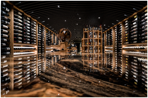 Voici l'impressionnante cave de l’Ambivium, un authentique "musée du vin" avec 1 étoile Michelin