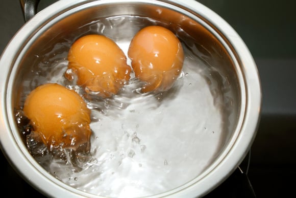 Cette technique de cuisson sans eau bouillante permet d'obtenir des œufs durs parfaitement écalés