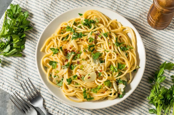 “Une de mes pâtes préférées” : Luana Belmondo dévoile sa délicieuse recette de spaghettis au persil !