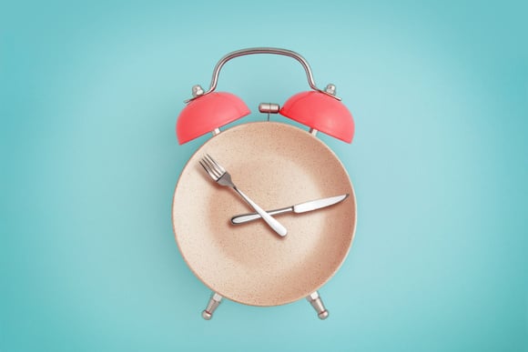 Vous mangez trop tard ? Voici les risques que cela peut avoir sur votre santé !