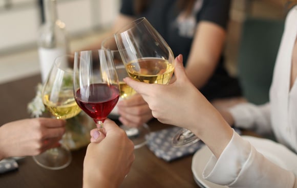Vin rouge sur viande, blanc sur poisson : faut-il vraiment la jouer classique ?