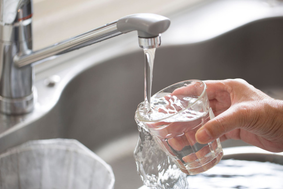 Eau du robinet : des traces d’un solvant classé comme cancérigène a été détecté dans neuf régions de France !
