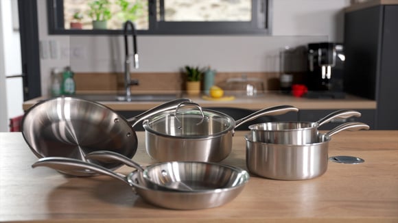 Cette enseigne de supermarché propose une gamme de poêles et casseroles inox garantie sans PFAS à petits prix