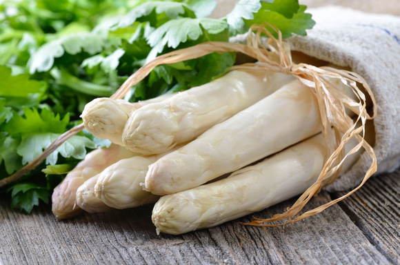 "C'est la saison": Cyril Lignac vous donne 3 idées pour accompagner l'asperge blanche cette star du printemps