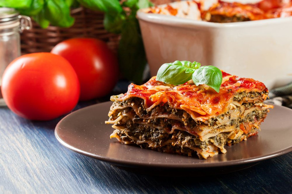 Pour allier le plaisir des légumes de saison et la gourmandise des lasagnes, optez pour ces recettes de lasagnes végétariennes. Adobestock