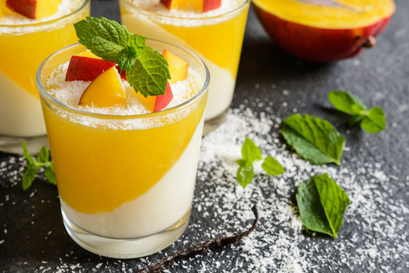 Repas de Noël : Mercotte partage sa recette de panna cotta à la mangue, un dessert tout en fraîcheur !