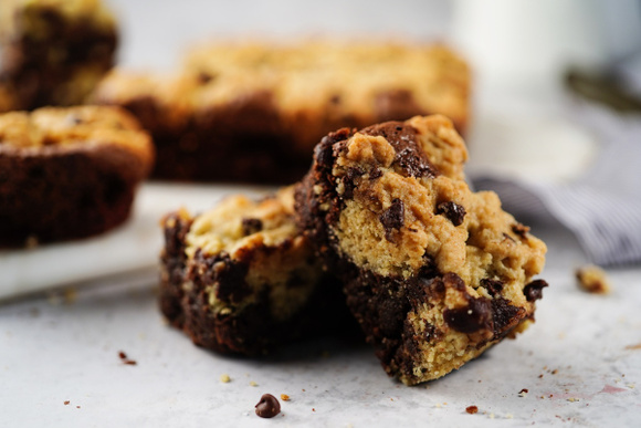 Cyril Lignac partage son goûter préféré quand il fait froid : un brookie coulant au chocolat à tomber