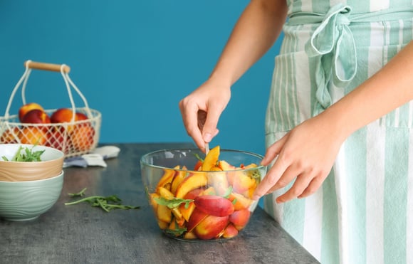 Salade de pêches au basilic. Adobestock