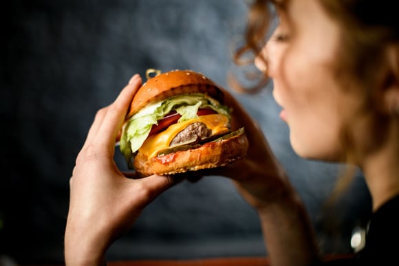 Vous ne mangez pas correctement votre burger : voici la bonne manière selon la science !