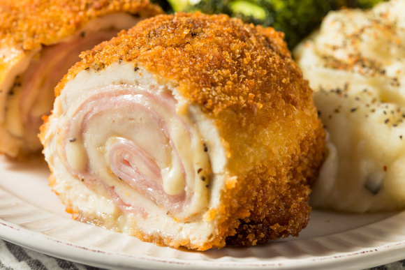 Pour changer du poulet rôti du dimanche, voici notre recette des cordons bleus rolls qui va régaler toute la famille !