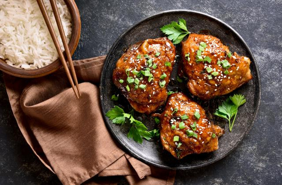 Cuisses de poulet au miel et au sésame. Adobestock