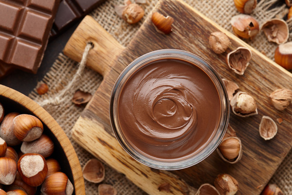 “C’est plus sain et c’est moins cher” : Julie Andrieu partage une irrésistible recette de pâte à tartiner maison