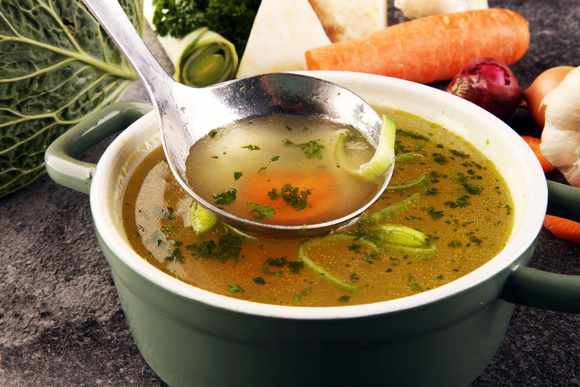 "C’est facile et ce n’est pas cher" : voici la recette de bouillon de légumes de Philippe Etchebest, parfaite pour l’automne !