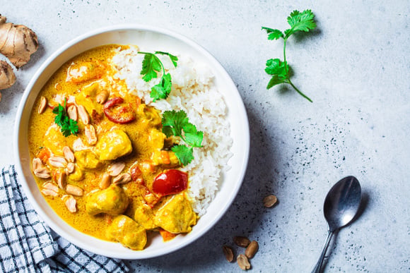 Poulet au curry express : la recette magique pour des blancs ultra juteux et fondants prêts en 10 minutes chrono