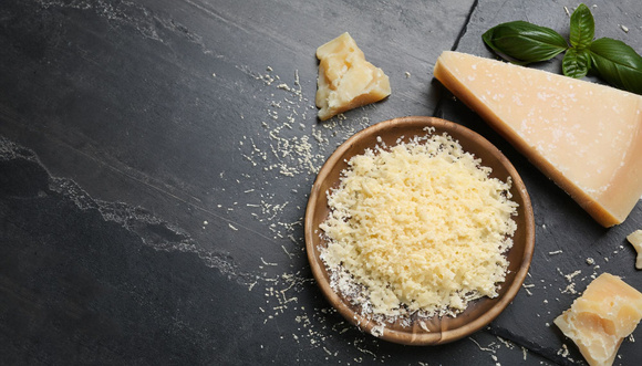 Voici comment faire du parmesan râpé très facilement avec un mixeur !