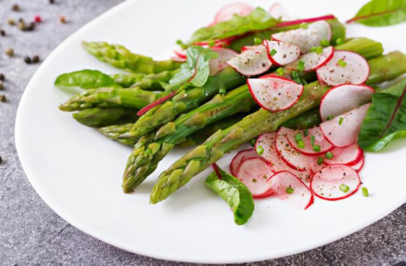 Salade d'asperges aux radis et pousses de betterave. Adobestock