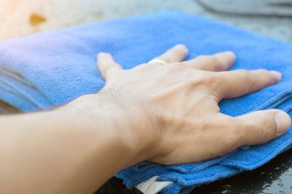 Pour toutes les surfaces vitrées, voici comment faire un spray anti-traces maison avec 3 ingrédients