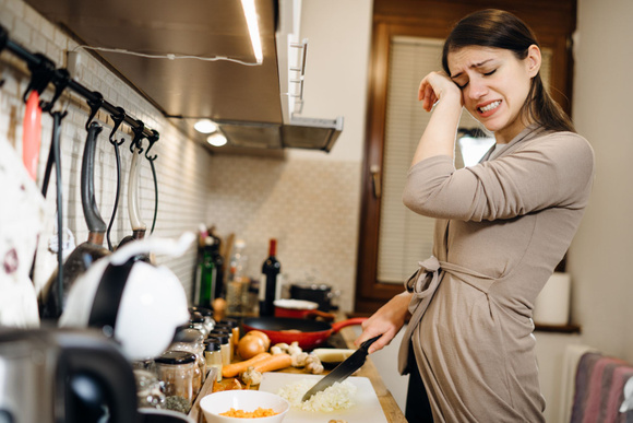 Voici l’astuce infaillible d’un chef pour couper les oignons sans pleurer !