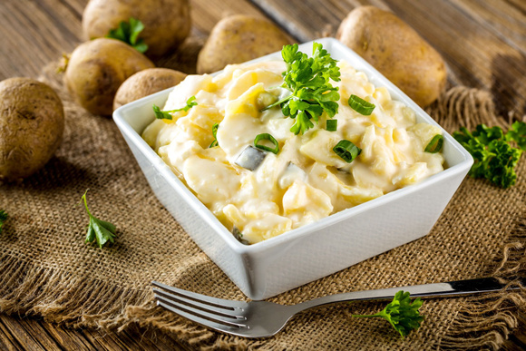 Salade de pomme de terre. Adobestock