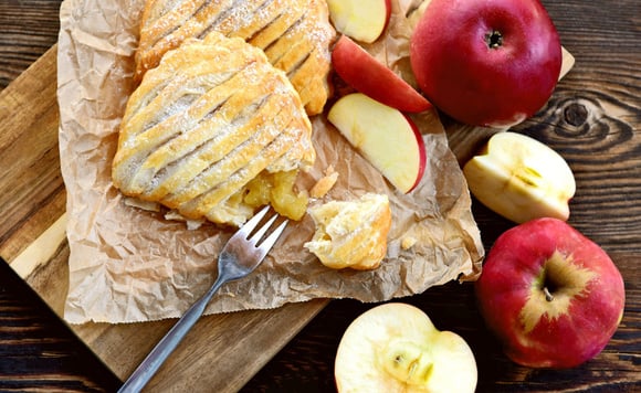 “La viennoiserie que je donnerai à ma fille pour le goûter” : Nina Métayer vous montre comment faire un délicieux chausson aux pommes