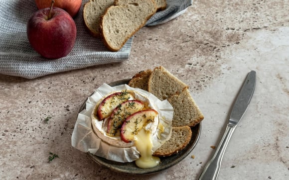 Ce camembert rôti avec seulement 3 ingrédients est le dîner express parfait pour se régaler