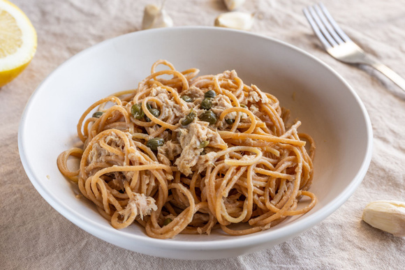 Une délicieuse recette avec des ingrédients du placard ? Régalez-vous avec ces linguine au thon, olives et câpres !