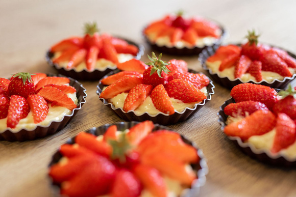 “C’est le début des fraises” : Cyril Lignac livre sa recette pour les sublimer dans des tartelettes aux sablés bretons
