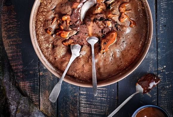 Moelleux au chocolat et aux olives noires. Crédits : Nicolas Edwige. Stylisme : Mélanie Martin