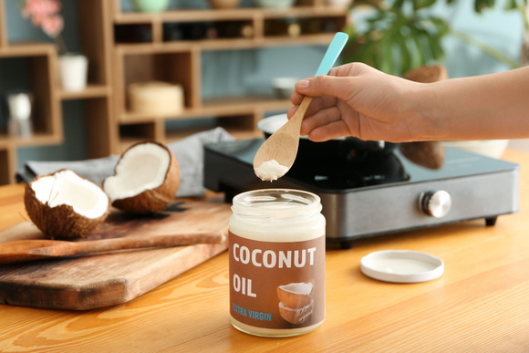 L’huile de coco en cuisine  est-elle vraiment bénéfique pour la santé ? Une experte démêle le vrai du faux