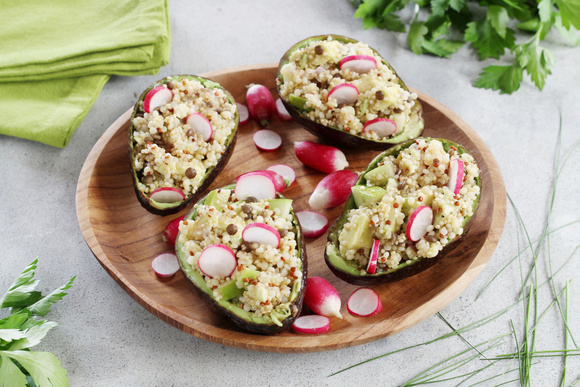 Barquettes d'avocat farcies au quinoa et lentilles. Silvia Santucci
