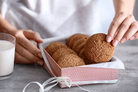 Pour éviter que les biscuits ne deviennent humides, placez une tranche de pain de mie dans la boîte. Adobestock
