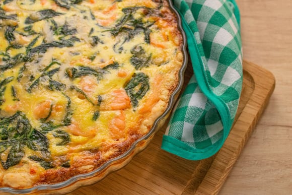 “Ça va permettre de la colorer et de la parfumer ”: Cyril Lignac dévoile son astuce pour réaliser une quiche aux légumes verts, déclinable selon vos envies !