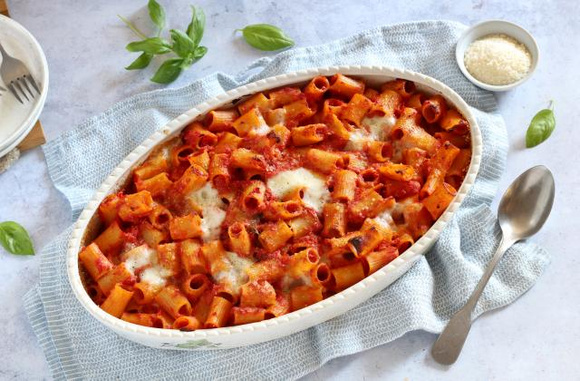 Gratin de pâtes à la sauce tomate et mozzarella. Silvia Santucci