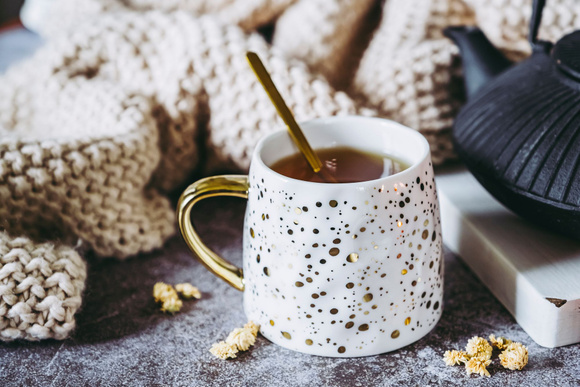 Boire une tisane le soir pour mieux dormir : est-ce vraiment une bonne idée ?
