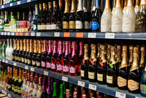 Les prix des bouteilles de Champagne varient du simple au double... voire beaucoup plus. Adobestock