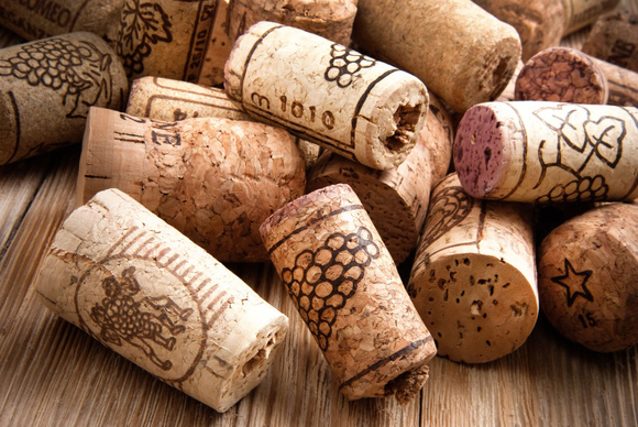 Pourquoi utilise-t-on des bouchons en liège pour le vin ? Adobestock