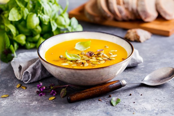 Soupe de courge à la châtaigne. Adobestock