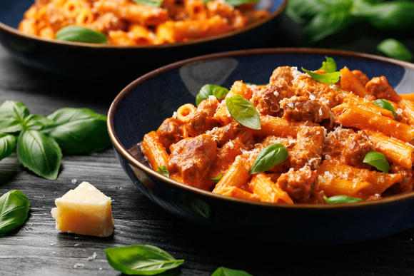 Vous ne ferez plus n’importe quoi en ajoutant la sauce à vos pâtes avec les conseils de ce chef italien !
