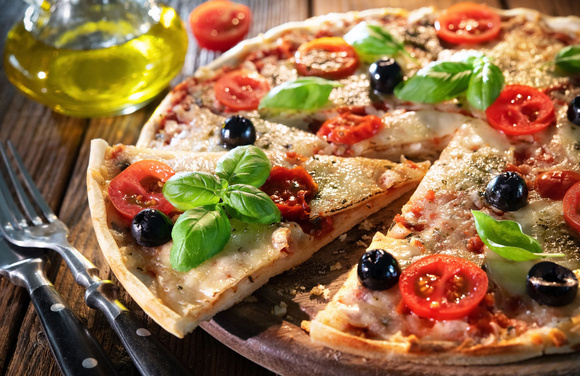 Crédits : AdobeStock
Une pizza garnie de tomates cerises, basilic, fromage et olives noires