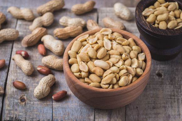 Savez-vous vraiment pourquoi on mange des cacahuètes à l’apéro ?