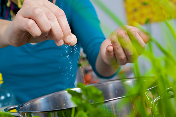 Pourquoi la hauteur à laquelle on sale un aliment a son importance ? Un chef nous éclaire !