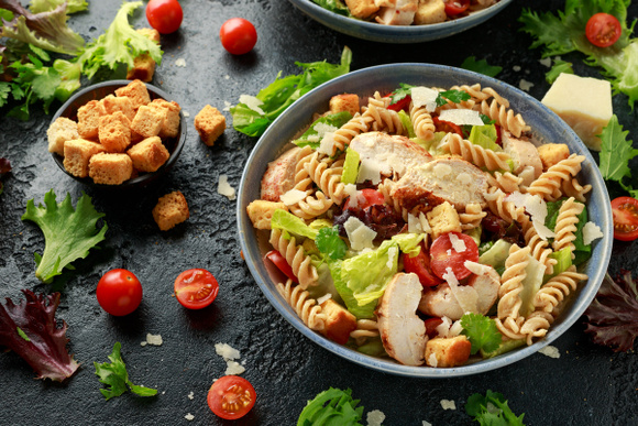 Salade de pâtes façon César : la recette parfaite à emporter en pique-nique !