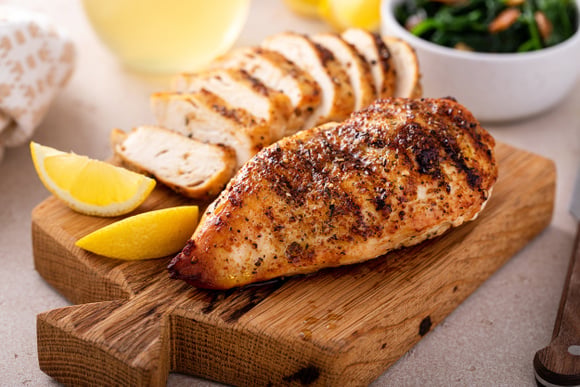 Fini le poulet sec : l'astuce imparable pour obtenir des blancs de poulet ultra-moelleux à la poêle