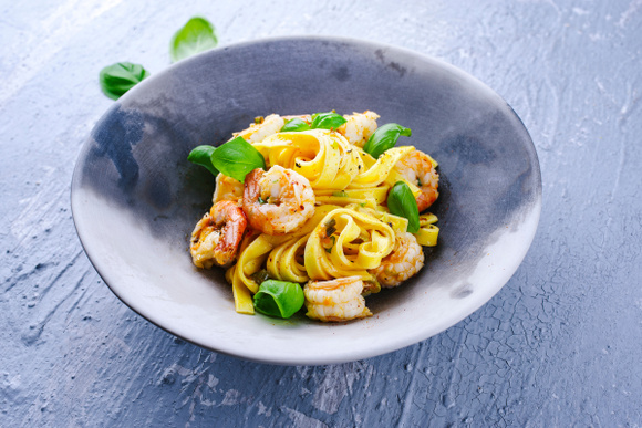 De délicieuses pâtes aux gambas : la cheffe Stéphanie Le Quellec dévoile sa recette estivale irrésistible !