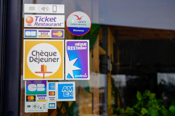 Tickets resto : pourra-t-on bientôt payer avec le dimanche et les jours fériés ?