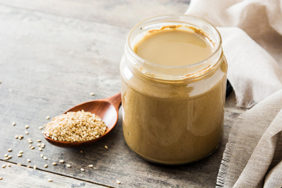 Ni beurre, ni crème : voici l’ingrédient miracle pour des purées ultra-crémeuses, des marinades parfaites et des desserts bluffants