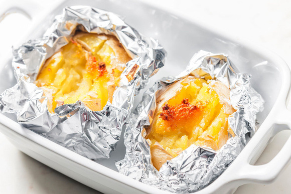 Vous n'allez plus jamais cuire vos pommes de terre dans de l'aluminium en apprenant cela