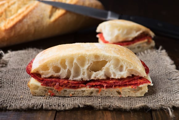 Sandwich chorizo et chèvre frais. Adobestock