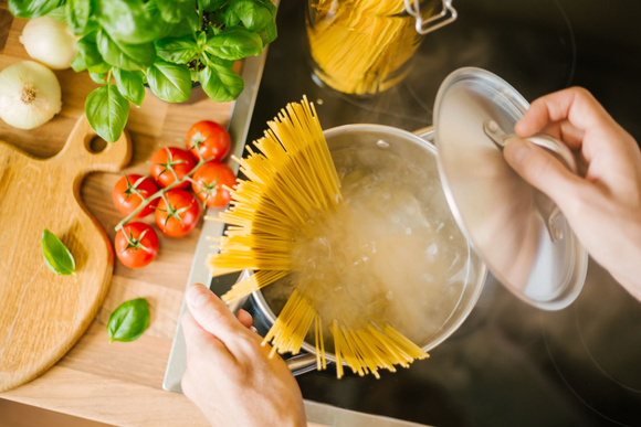 Combien de litres d'eau pour une poignée de pâtes ? Adobestock