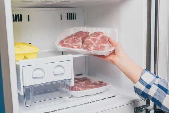 Savez-vous ce qu’il se passe si vous gardez trop longtemps votre viande au congélateur ?